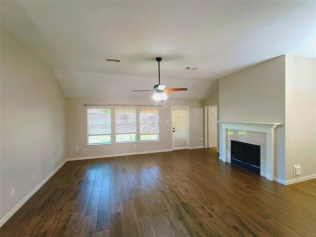 Foto del edificio - 3821 Pin Oak Dr N