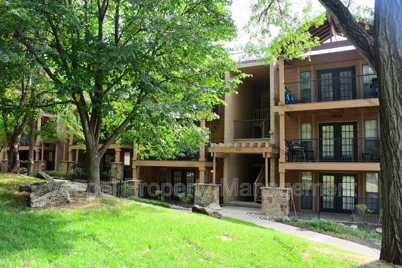 4727 Jarboe St Unit 52, Kansas City, MO 64112 Condo for Rent in