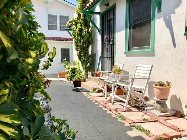 Foto del edificio - 8010 Norton Ave