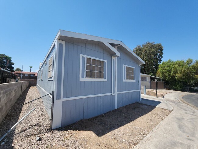 Building Photo - Newly Renovated Mobile Home Located in Des...