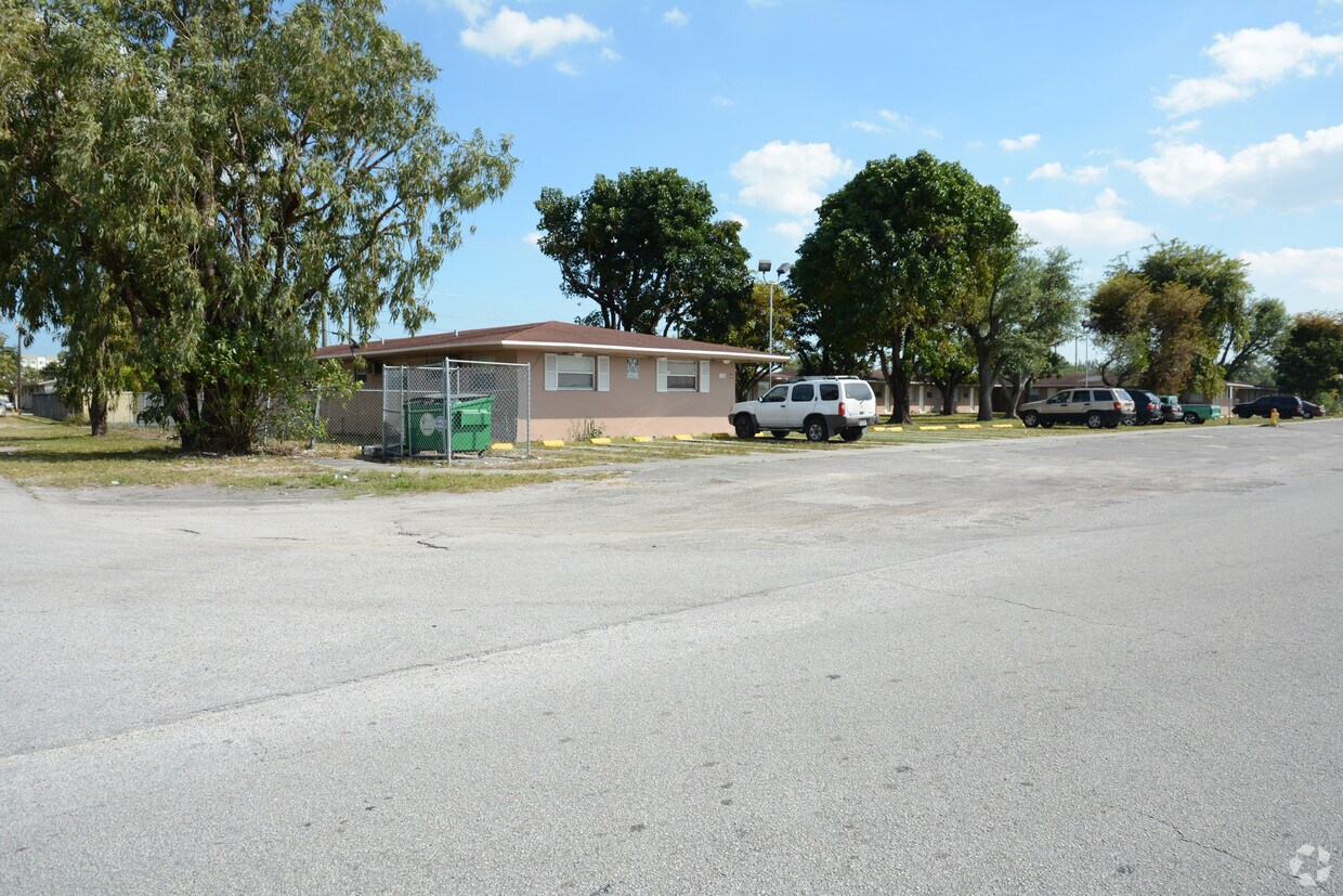 Building Photo - 370 Douglas Rd