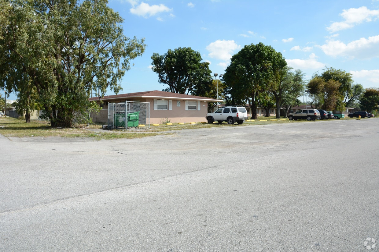 Foto del edificio - 370 Douglas Rd