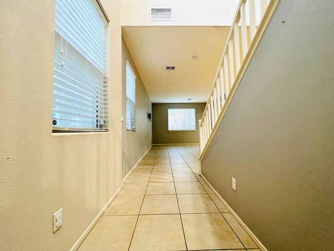 Building Photo - Spacious 3-bedroom with Loft at Mt Edg! ho...