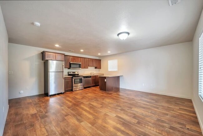 Building Photo - Awesome 2 Story Townhome in Vineyard with ...
