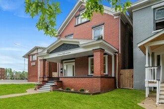 Building Photo - 1010 9th Ave