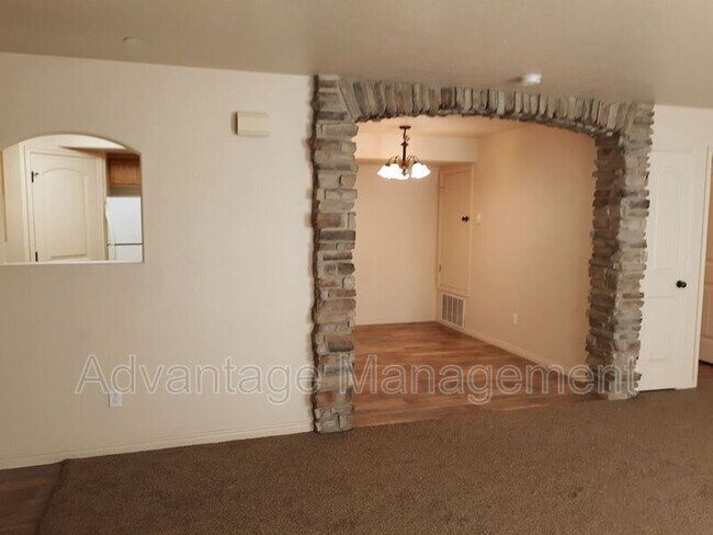 Building Photo - 3569 E Rock Creek Rd