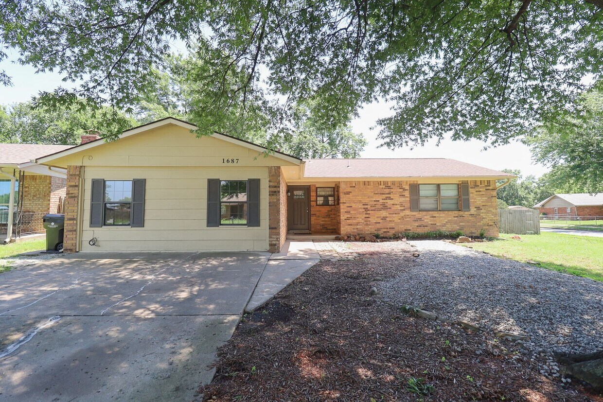 Foto principal - BA 4 Bedroom Home Available For Immediate ...