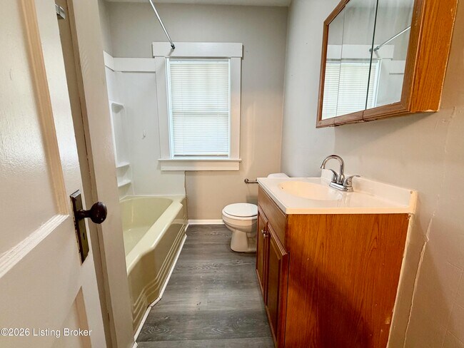 Building Photo - 2013 E Oak St