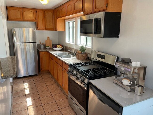 Building Photo - Hauser