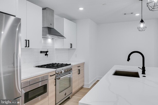 Building Photo - 705-707 S 19th St
