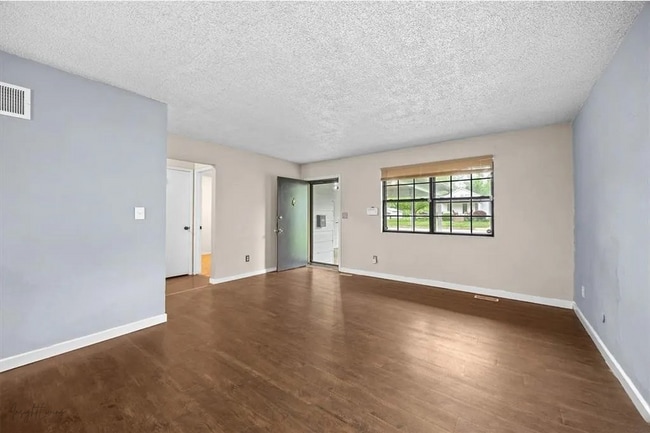sala de estar - 2602 E Main St