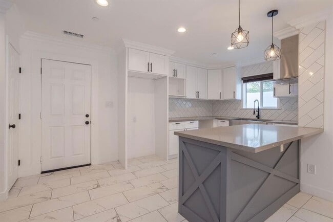 Building Photo - 1033 S Bonnie Beach Pl