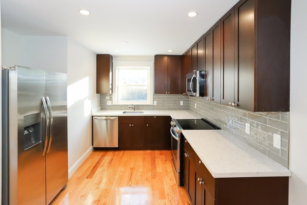 25 Everett St Unit 2, Woburn, MA 01801 Room for Rent in Woburn, MA