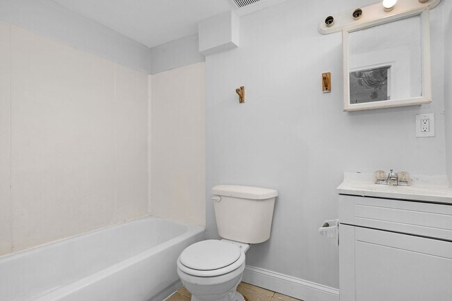 Foto del edificio - 4 Bedroom 2 Bathroom in Lower Edmondson Village