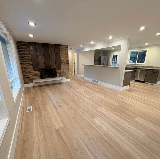 Foto del edificio - $1500 Off First Month! Remodeled Shoreline Home
