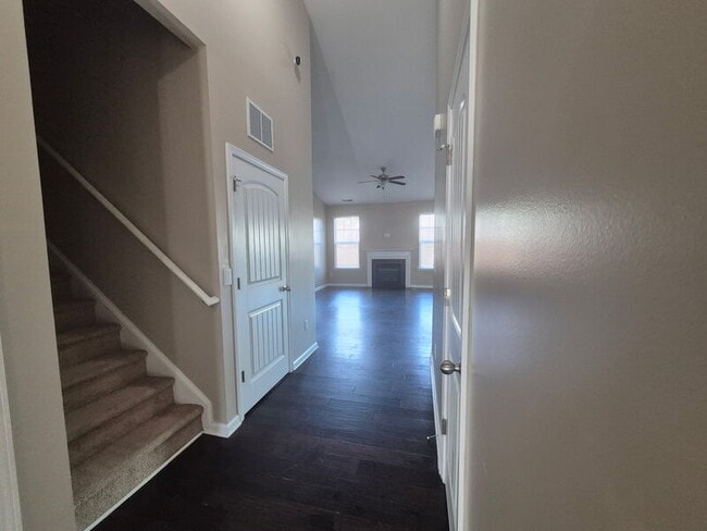 Foto del edificio - 284 River Oak St