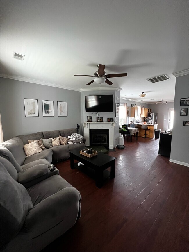 Building Photo - 307 Pimpernel St