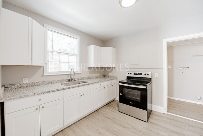 Building Photo - NOW OFFERING ½-MONTH FREE OFF FIRST FULL M...