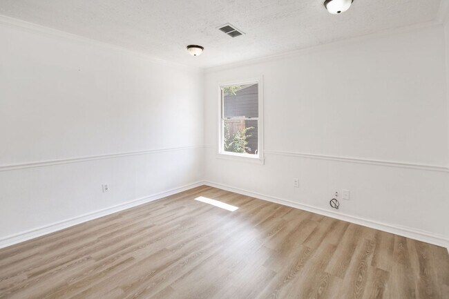 Foto del edificio - IMMEDIATE MOVE IN!  Cute 2 Bedroom Home wi...