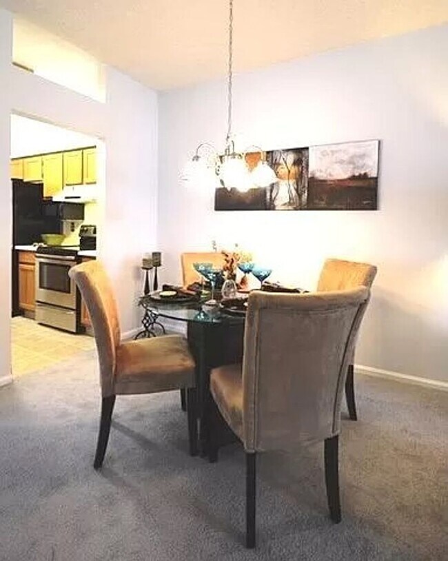 Building Photo - Beautifully updated 2-2 Condo with attache...