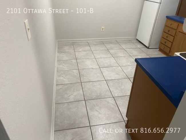 Building Photo - 2 Bed 1 Bath - 970 Square Feet - SECOND MO...