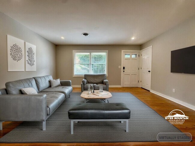 Building Photo - Modern Renovated Apartment Close to VT and Downtown