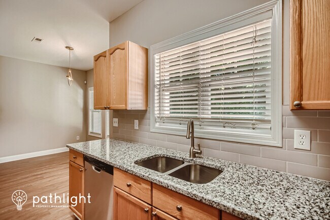 Foto del edificio - 237 Doughton Ln, Charlotte, NC, 28217