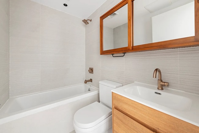 Foto del edificio - 42 Rochester Ave