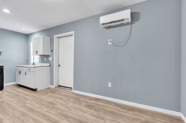 Building Photo - 1BR/1BA Triplex apartment home, move-in ready near downtown Spartanburg.... $750/mo**