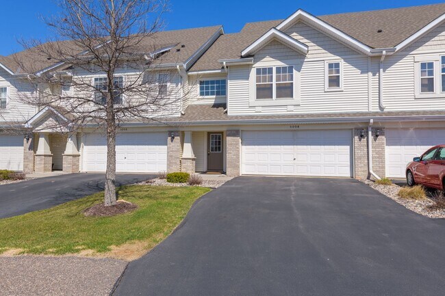 Building Photo - Rare 4/3 rental in Plymouth in Wayzata Sch...