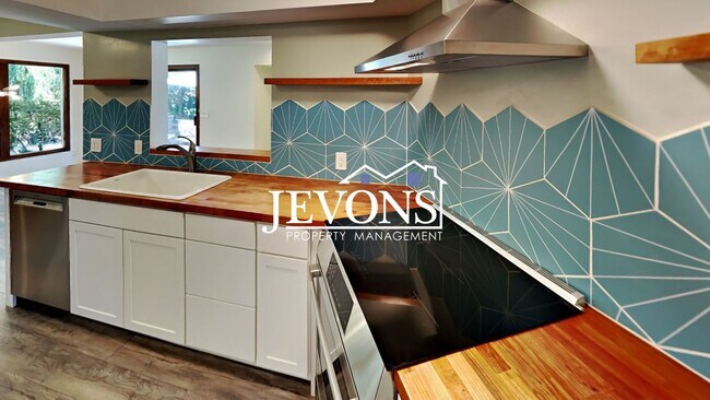 Building Photo - Get $500.00 off your first full month's re...