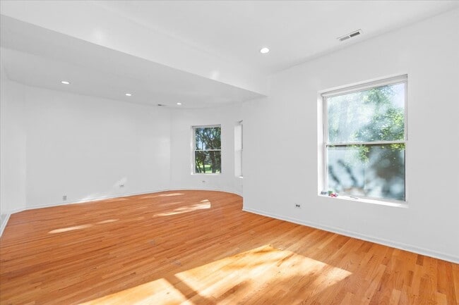 Building Photo - 4404 S Prairie Ave