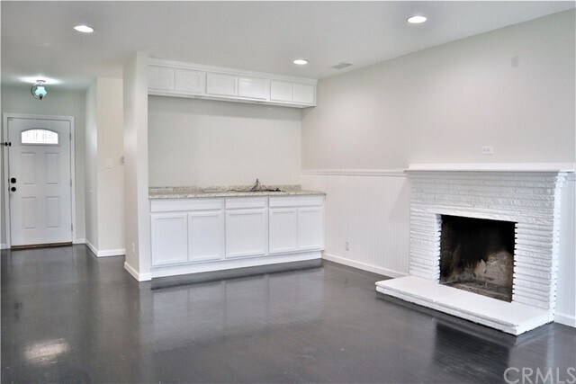 Building Photo - 836 E Whitcomb Ave