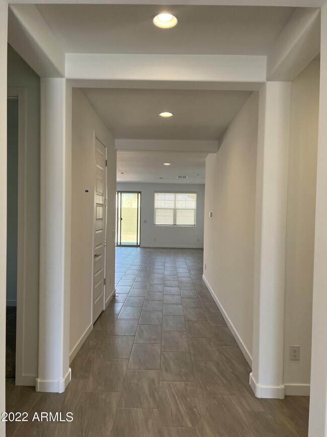 Building Photo - 208 E Leo Pl