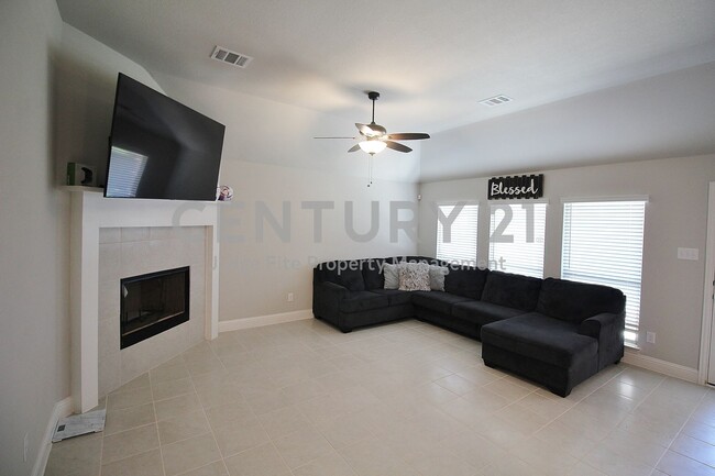 Foto del edificio - Beautiful 3/2/2 in Waxahachie For Rent!