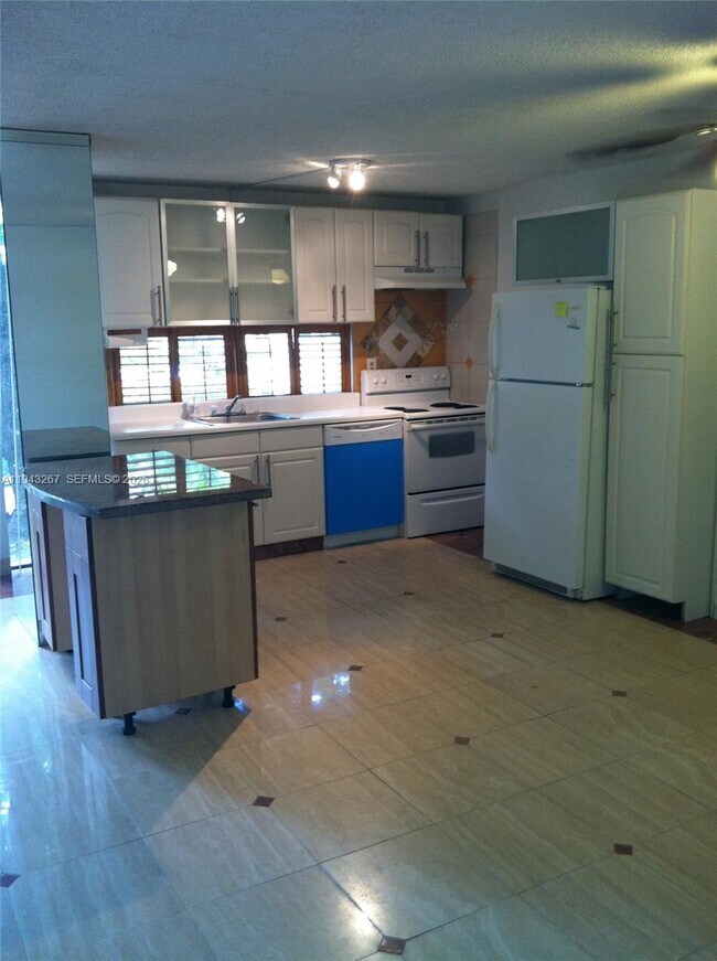 Foto del edificio - 17021 N Bay Rd