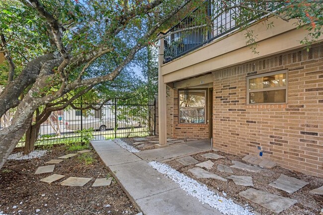 Foto del edificio - 5608 Cougar Dr