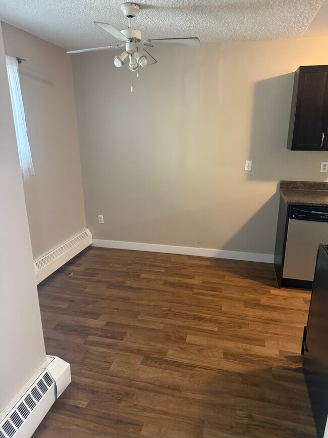 Building Photo - Unit For Rent
