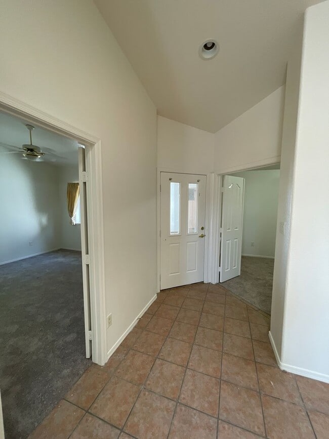 Building Photo - Three Bedroom Townhouse  in GREAT location!