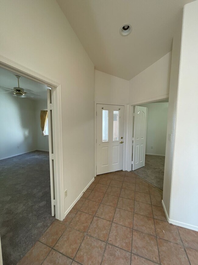 Foto del edificio - Three Bedroom Townhouse  in GREAT location!