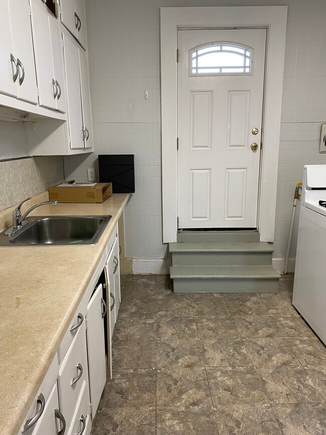 Building Photo - 85 Westbury Ave