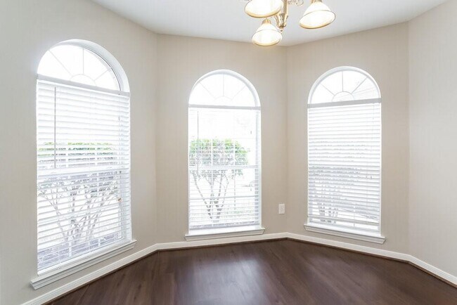Foto del edificio - 9808 Woodhollow Dr