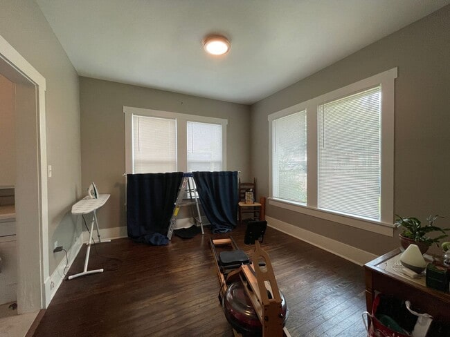 Building Photo - PRE-LEASING CHARMING 2/1 DUPLEX AUGUST MOVE IN!