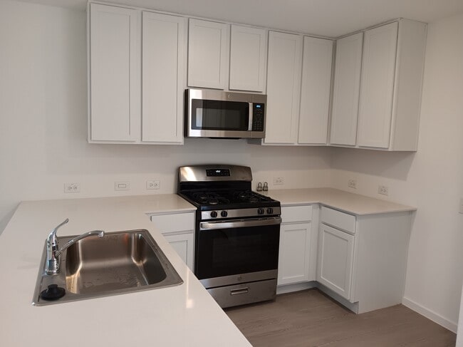 Cocina con estufa de gas nueva y encimeras de microondas. - 20336 Red Coral