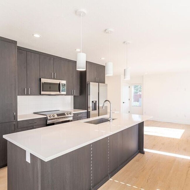 Building Photo - 4bd Rental Duplex! Private Yard, Garage, C...