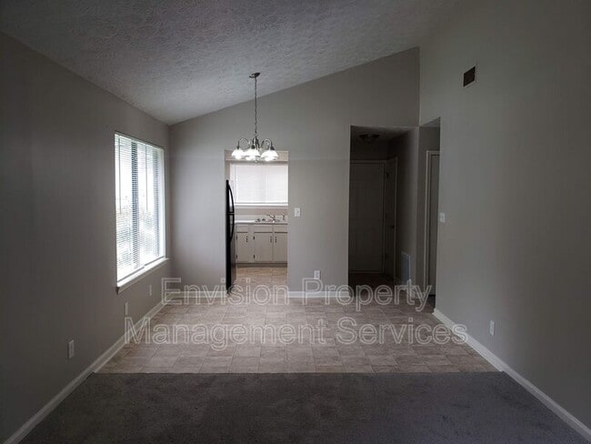 Building Photo - 8577 Pineview Ln