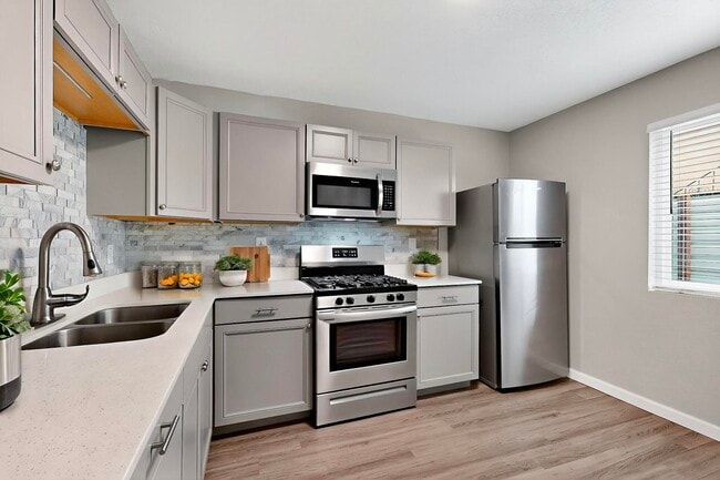 Building Photo - 1812 Buena Vista Dr SE