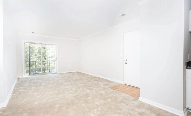 Building Photo - Clean & Fresh 2 + 2 close to METRO!