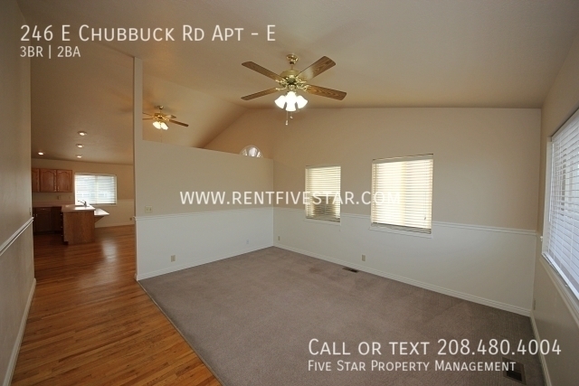 Building Photo - Large Apartment with Gorgeous Vaulted Ceil...