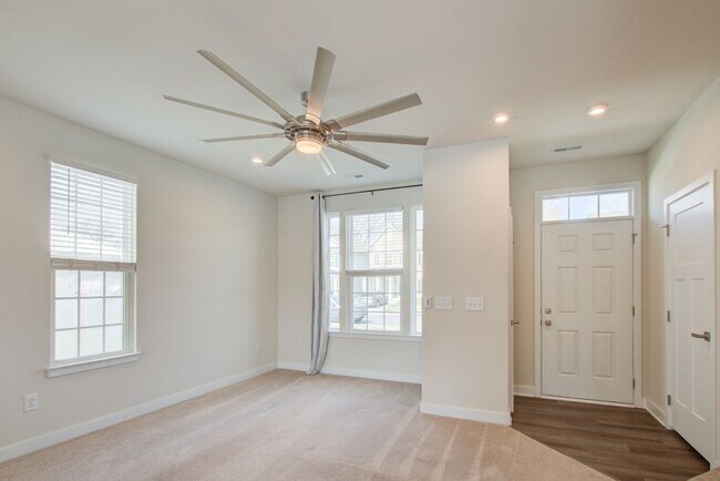 Foto del edificio - Like New End Unit Townhome, 3 Bed 2.5 Bath